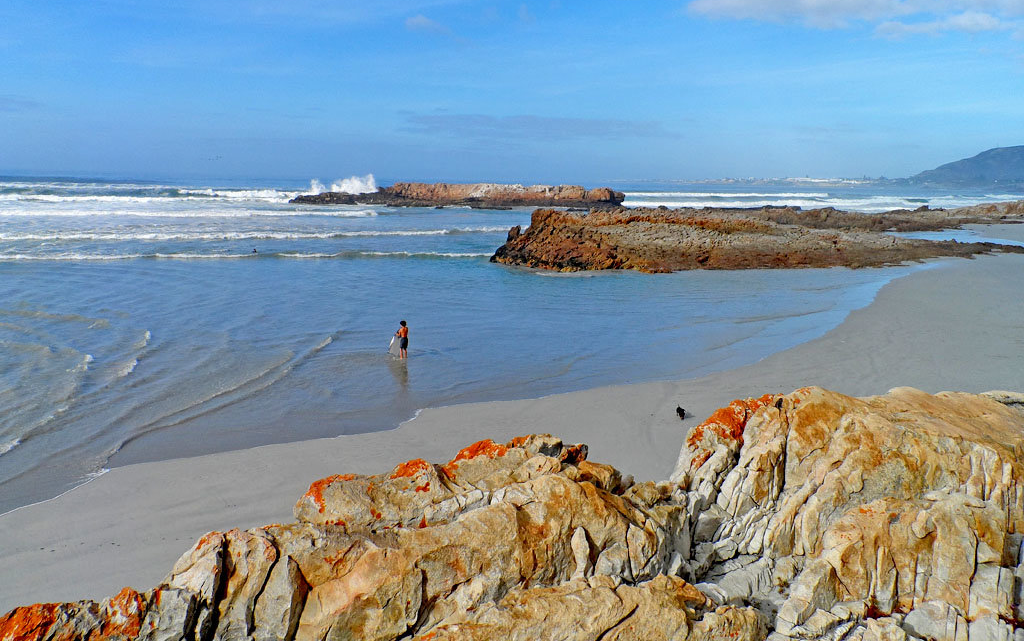 Discover the amazing Voëlklip Beach and the coastline.