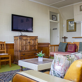 Living Room with TV - Holte vir die Voet Akkommodasie - Xplorio™ Gansbaai