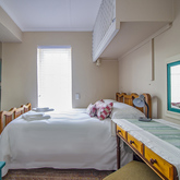 Level Ground Main Bedroom - Holte vir die Voet Akkommodasie - Xplorio™ Gansbaai