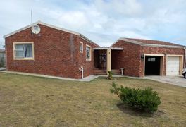 2 Bedroom House For Sale in Perlemoenbaai