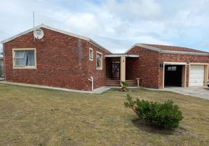 2 Bedroom House For Sale in Perlemoenbaai