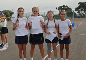 Netbalspelers opgeneem in die Walkerbaai-netbalspal