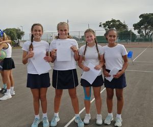 Netbalspelers opgeneem in die Walkerbaai-netbalspal