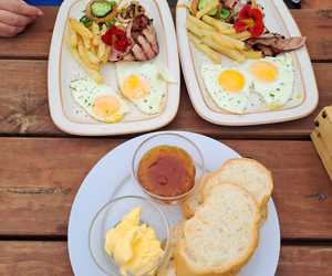 Eileen’s Seafood Paradise Is OPEN During Load-Shedding