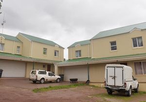 6 Bedroom Cluster House for Sale in Villiersdorp: R2,940,000