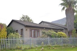 4 Bedroom House for Sale in Villiersdorp: R2,115,000