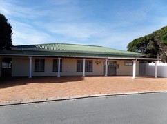 5 Bedroom House for Sale in Kleinbaai: R3,950,000