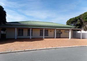 5 Bedroom House for Sale in Kleinbaai: R3,950,000