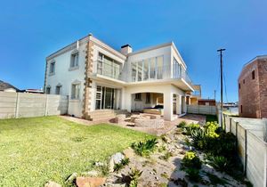 3 Bedroom House for Sale in Perlemoenbaai: R3,155,000