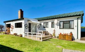 4 Bedroom House for Sale in Perlemoenbaai: R2,580,000 