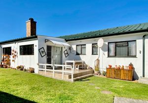 4 Bedroom House for Sale in Perlemoenbaai: R2,580,000 