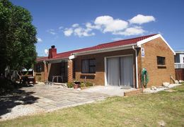 3 Bedroom House for Sale in De Kelders: R1,695,000