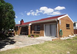 3 Bedroom House for Sale in De Kelders: R1,695,000