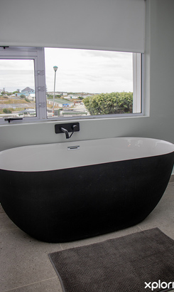 gansbaai_accommodation_no1_harbour_way_bath_copy_1701756708