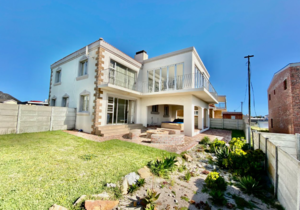 R3,155,000 | 3 Bedroom Freehold For Sale in Perlemoenbaai