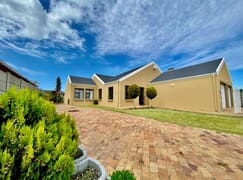 R2,695,000 | 4 Bedroom House For Sale in Franskraal