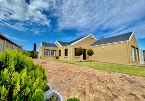 R2,695,000 | 4 Bedroom House For Sale in Franskraal