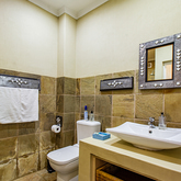 East Room Bathroom - Whale Waters Self Catering Lodge - Xplorio™ Gansbaai