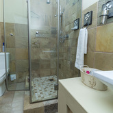 West Room Bathroom - Whale Waters Self Catering Lodge - Xplorio™ Gansbaai