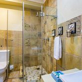 West Room Bathroom - Whale Waters Self Catering Lodge - Xplorio™ Gansbaai