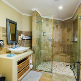 Stanford Room Bathroom - Whale Waters Self Catering Lodge - Xplorio™ Gansbaai