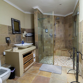 Stanford Room Bathroom - Whale Waters Self Catering Lodge - Xplorio™ Gansbaai
