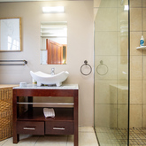 Cottage Bathroom - The Harvest Fork & Farm - Xplorio™ Stanford