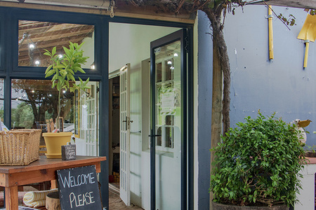 stanford_places_to_eat_the_zesty_lemon_restaurant_entrance_1712211840