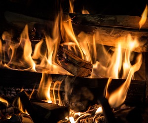 Cosy Winter Getaway: Airbnb with Indoor Fireplace