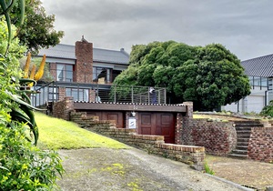 5 Bedroom House For Sale in Franskraal