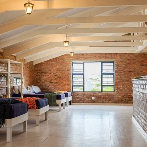 Spacious Loft with 6 single beds, and Smart TV