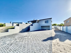 R3,750,000 | 3 Bedroom House For Sale in Pearly Beach