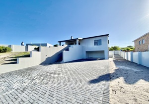 R3,750,000 | 3 Bedroom House For Sale in Pearly Beach