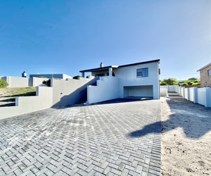 R3,750,000 | 3 Bedroom House For Sale in Pearly Beach