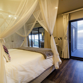 Master Bedroom - Whale Huys Oceanfront Eco Villa - Xplorio™ Gansbaai