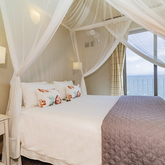 Bedroom 3 - Whale Huys Oceanfront Eco Villa - Xplorio™ Gansbaai