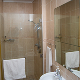 Unit 2 Bathroom - Great White Accommodation - Xplorio™ Gansbaai
