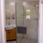 Unit 4 Bathroom - Great White Accommodation - Xplorio™ Gansbaai