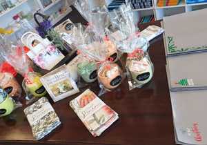 Affordable Christmas Gift Sets and Placemats