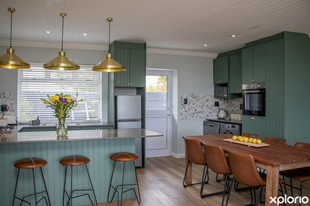 gansbaai_accommodation_no1_harbour_way_kitchen_dining_room_copy_1747223379