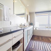 Panorama Room Right Bathroom - Crayfish Lodge Sea & Country Guest House - Xplorio™ Gansbaai
