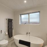 Bathroom with Bath - Walker Bay Villa - Xplorio™ Gansbaai