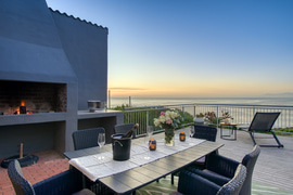 Gansbaai Holiday Villa with 180° Ocean Views