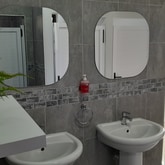 Upgraded Men's Bathrooms - Herberg aan See - Xplorio™ Gansbaai