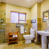 Gansbaai Room Bathroom - Whale Waters Self Catering Lodge - Xplorio™ Gansbaai