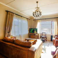 Queensview Living Room - Kingsview Guesthouse - Xplorio™ Gansbaai
