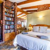 Kingsview Second Bedroom - Kingsview Guesthouse - Xplorio™ Gansbaai