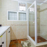 Princeview Main Bathroom - Kingsview Guesthouse - Xplorio™ Gansbaai