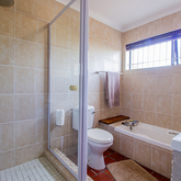 Princeview Second Bathroom - Kingsview Guesthouse - Xplorio™ Gansbaai