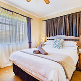Queensview Bedroom - Kingsview Guesthouse - Xplorio™ Gansbaai